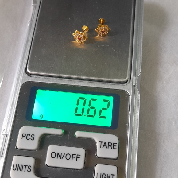 Beautiful new shaining stone desiner studs - Picture 14 of 15